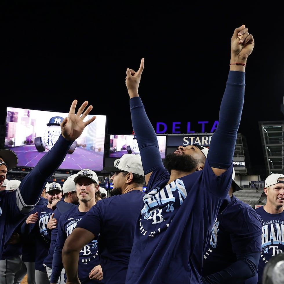 Junior Caminero (derecha) y los Rays celebran el campeonato divisional.