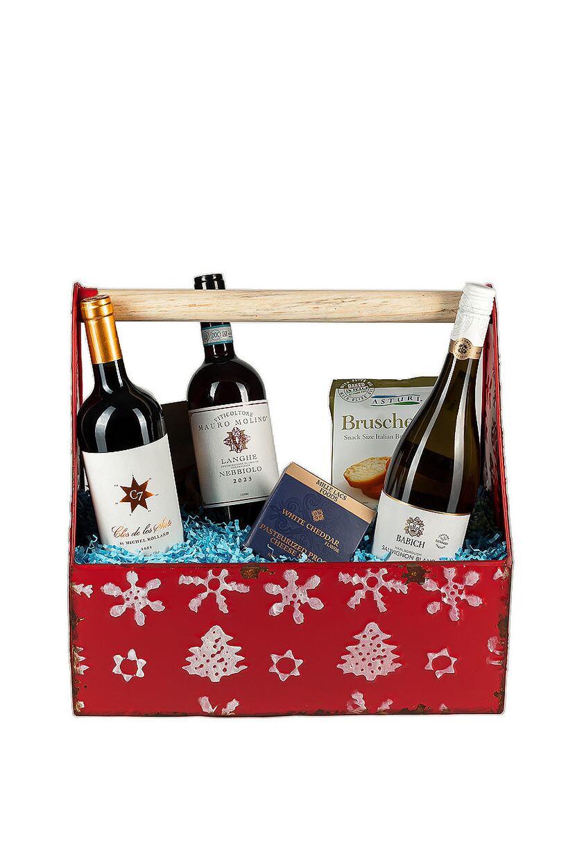 Canasta navideña con un surtido de vinos Babich Malboro Sauvignon Blanc, Molino Nebbiolo, Clos de los Siete y conservas.