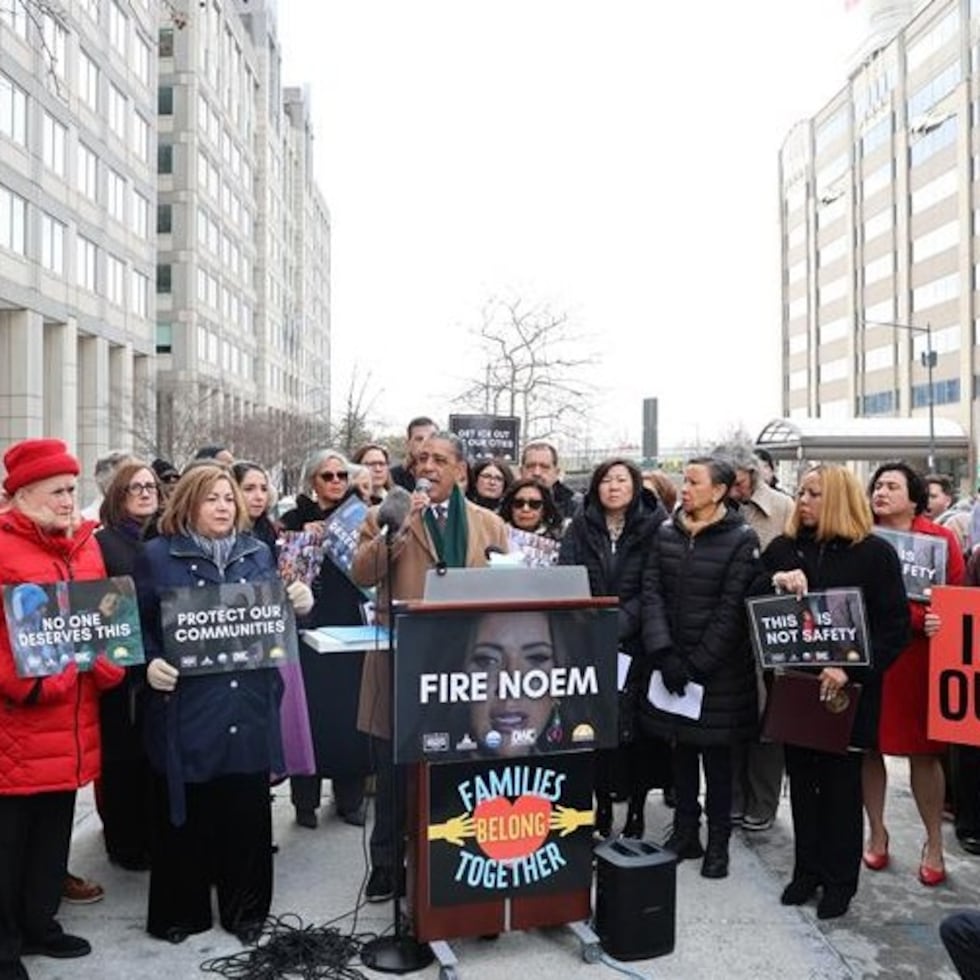 Los congresistas Adriano Espaillat y Nydia Velázquez, entre otros, en una conferencia de prensa para reclamar la renuncia de la secretaria de Seguridad Nacional, Kristi Noem.