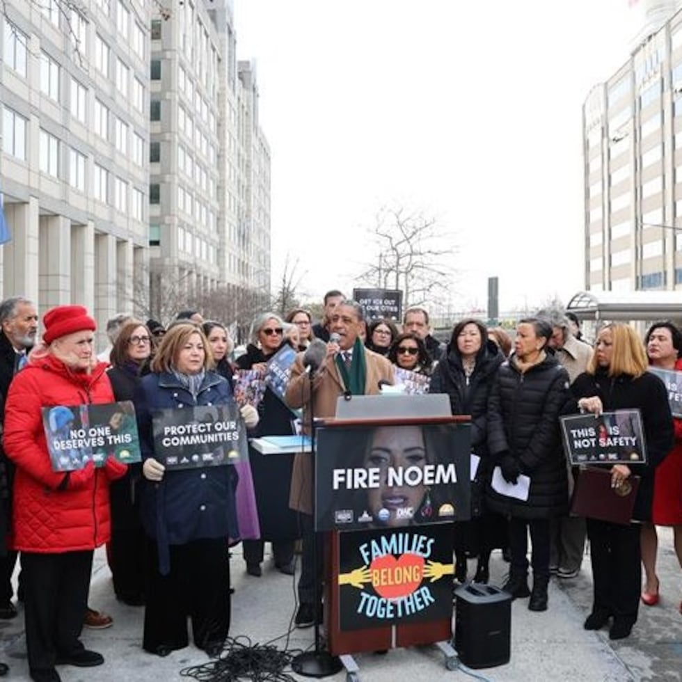 Los congresistas Adriano Espaillat y Nydia Velázquez, entre otros, en una conferencia de prensa el martes para reclamar la renuncia de la secretaria de Seguridad Nacional, Kristi Noem.