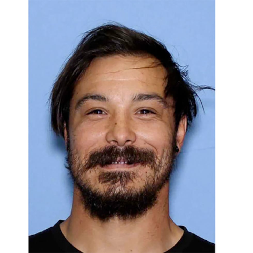 Buscan a Travis Decker por la muerte de sus tres hijas.