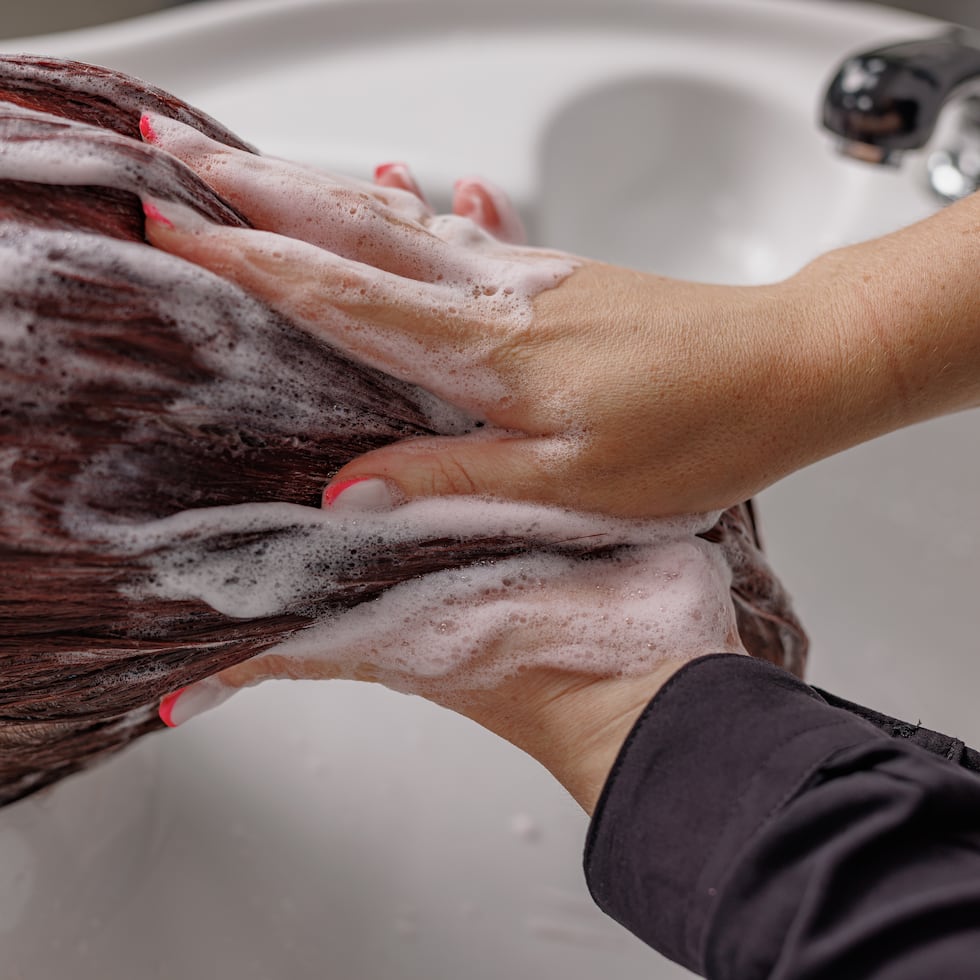 Los champús caros suelen utilizar agentes acondicionadores más refinados e ingredientes calmantes que pueden hacer más cómodo el lavado frecuente