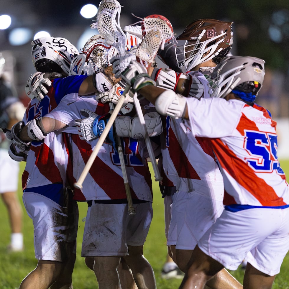 La Selección Nacional celebra durante un partido ante México en Humacao.