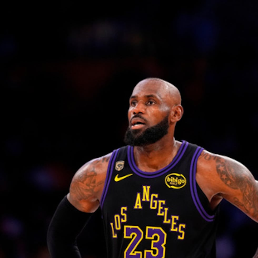 LeBron James acordó un contrato de dos años con los Sixers.