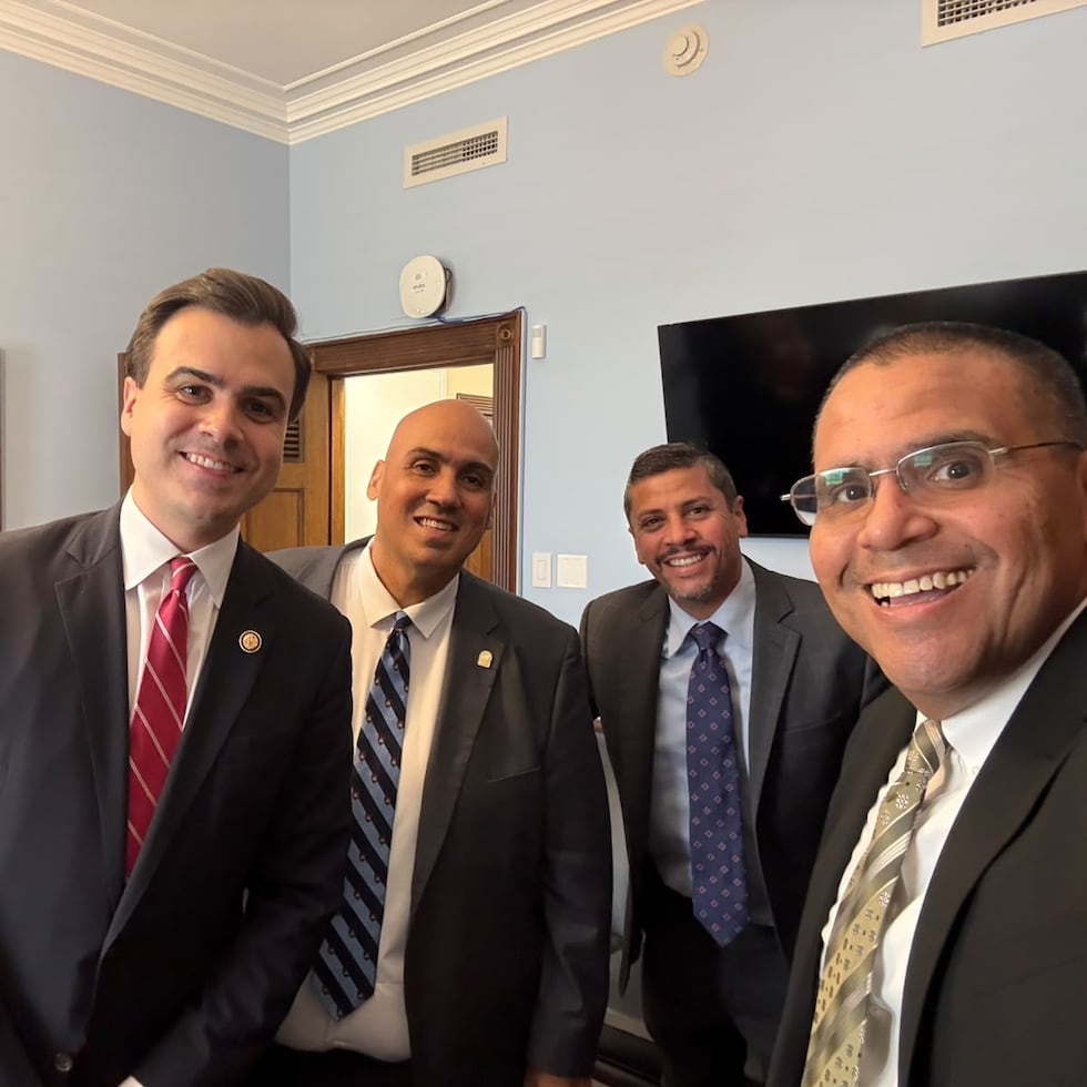 El comisionado Pablo José Hernández (izquierda) se reunió, en su oficina, con tres directivos de la Cámara de Comercio, incluido su presidente, José “Che Julio” Aparicio, Luis Pizarro y Kenneth Rivera.