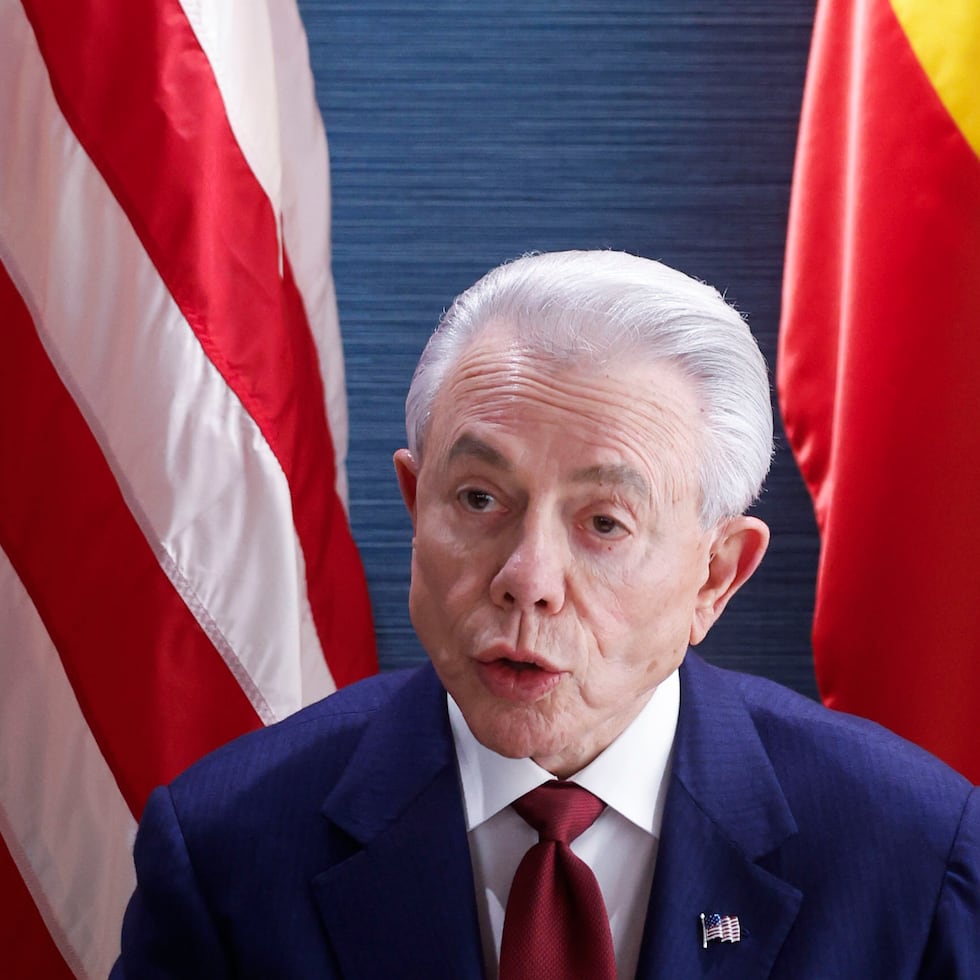 El nuevo embajador expresó el “inmenso orgullo” de representar al presidente Donald Trump y dirigir la misión diplomática estadounidense en “dos importantes países aliados”, al tiempo que subrayó el carácter histórico de la relación entre Washington y Madrid.