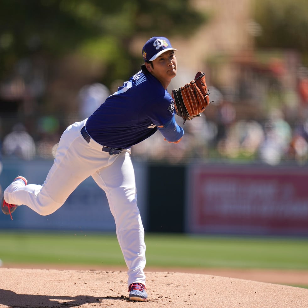 Shohei Ohtani, abridor de los Dodgers de Los Ángeles, lanzando contra los Giants de San Francisco durante la primera entrada del juego del miércoles en los entrenamientos de primavera.