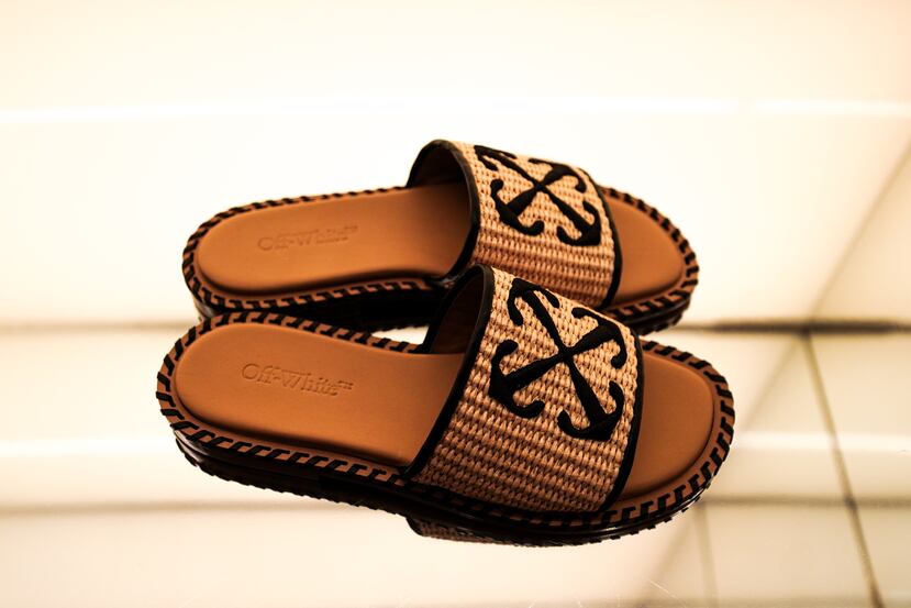 Disponible en Off-White, en el segundo nivel.