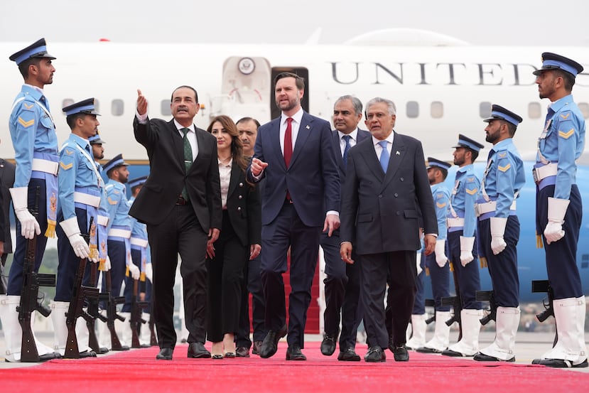El vicepresidente de Estados Unidos, JD Vance (centro), junto al jefe de las Fuerzas de Defensa y del Estado Mayor del Ejército de Pakistán, el mariscal de campo Asim Munir (izquierda); y del viceprimer ministro y Ministro de Exteriores paquistaní, Mohammad Ishaq Dar, tras llegar al país para conversaciones con funcionarios iraníes, en Islamabad, Pakistán, el 11 de abril de 2026. (AP Foto/Jacquelyn Martin, Pool)