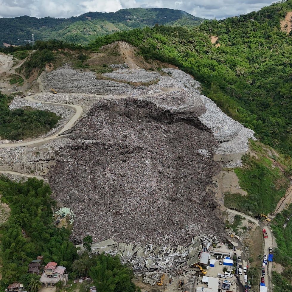 Cuando se produjo el deslizamiento, “varios empleados” de manejo de residuos quedaron atrapados, por lo que las autoridades han desplegado a más de 300 funcionarios para atender la emergencia.
