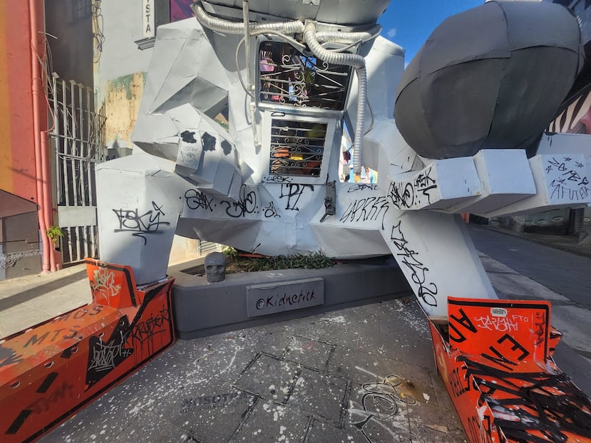 Alejandro L. Torres Díaz enfrenta un cargo criminal por violación al Artículo 199 del Código Penal, relacionado a daños a la propiedad agravados, por hechos ocurridos el pasado 20 de marzo a eso de las 11:45 a.m. por presuntamente vandalizar con grafiti la obra municipal conocida como “El Astronauta”, ubicada en la entrada del Paseo.