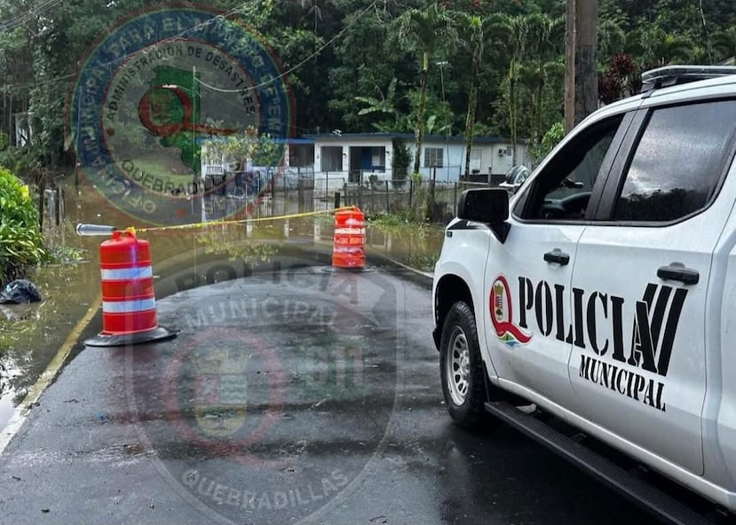 La Policía estatal, la Policía Municipal de Quebradillas y la Oficina Municipal de Manejo de Emergencias de Quebradillas atienden la situación.