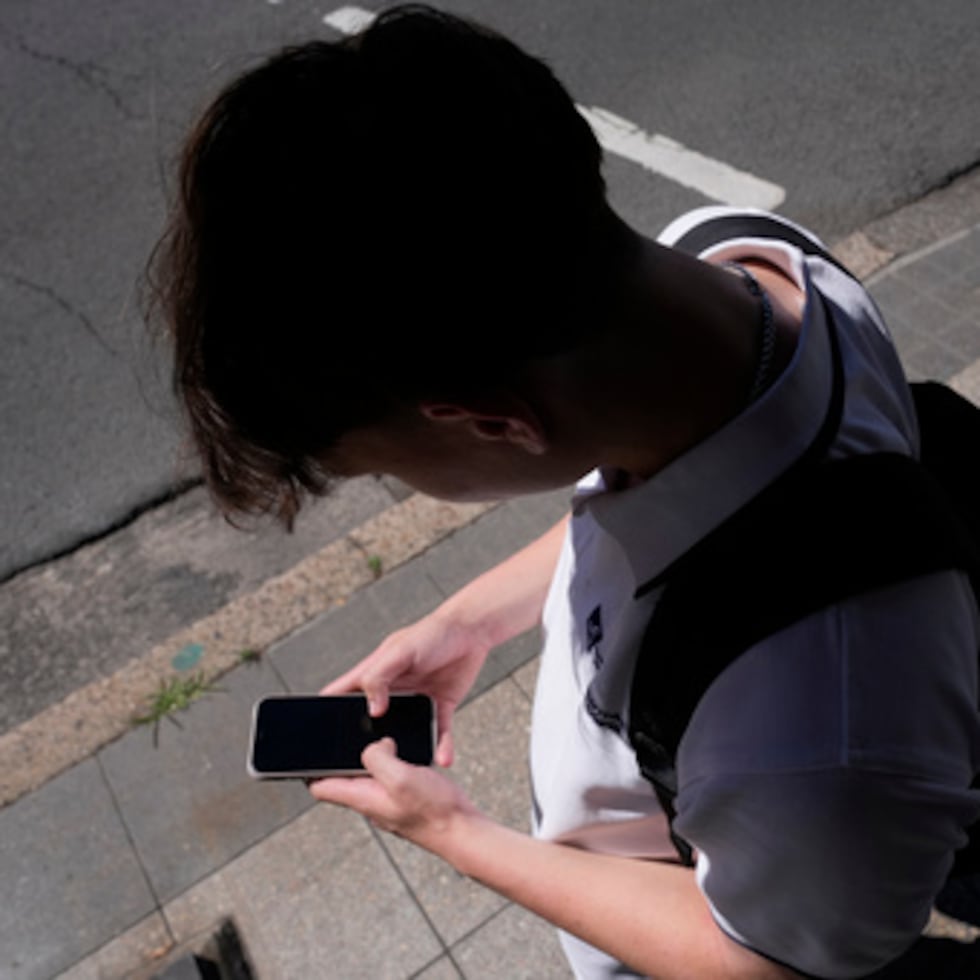 El gigante tecnológico Meta empezó a enviar la semana pasada a miles de menores australianos sospechosos de tener menos de 16 años un aviso para que revisen su historial digital y eliminen sus cuentas de Facebook, Instagram y Threads antes de que entre en vigor la prohibición.