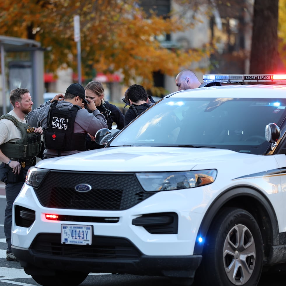 Agentes de la Oficina de Alcohol, Tabaco, Armas de Fuego y Explosivos (ATF), que custodian una escena cerca de la Casa Blanca en Washington (Estados Unidos).
