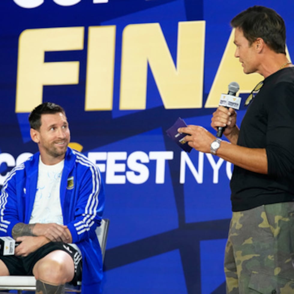 El exjugador de la NFL Tom Brady le preguntó a Lionel Messi sobre la foto de 2007.
