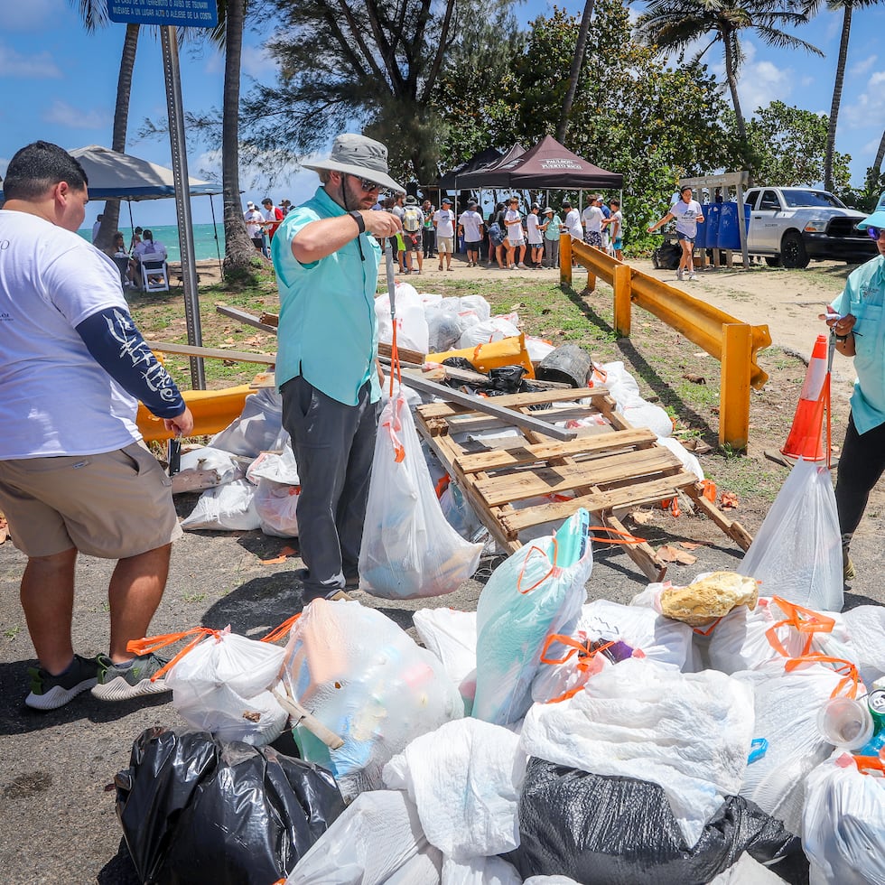 La Fundación Alma de Bahía realizó la edición número 18 de la Limpieza Anual de Playa de la Fundación Alma de Bahía, en la playa Puente Herrera en Río Grande. En la imagen de archivo, parte de los desperdicios colectados el año pasado.