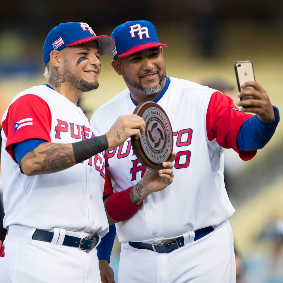 José "Cheo" Molina, a la derecha, junto a su hermano Yadier durante el Clásico Mundial de Béisbol de 2017.