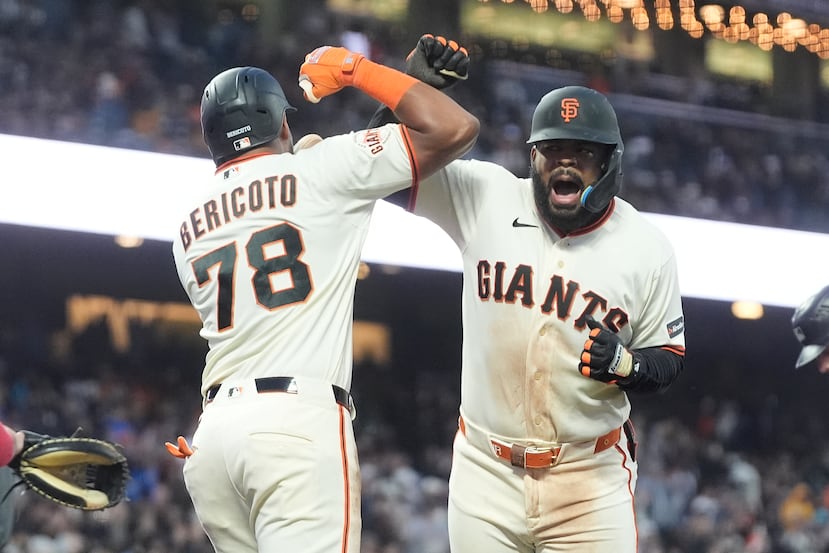 Heliot Ramos celebra tras disparar su jonrón de tres carreras de la sexta entrada, con el que amplió a 8-1 la ventaja de los Giants.