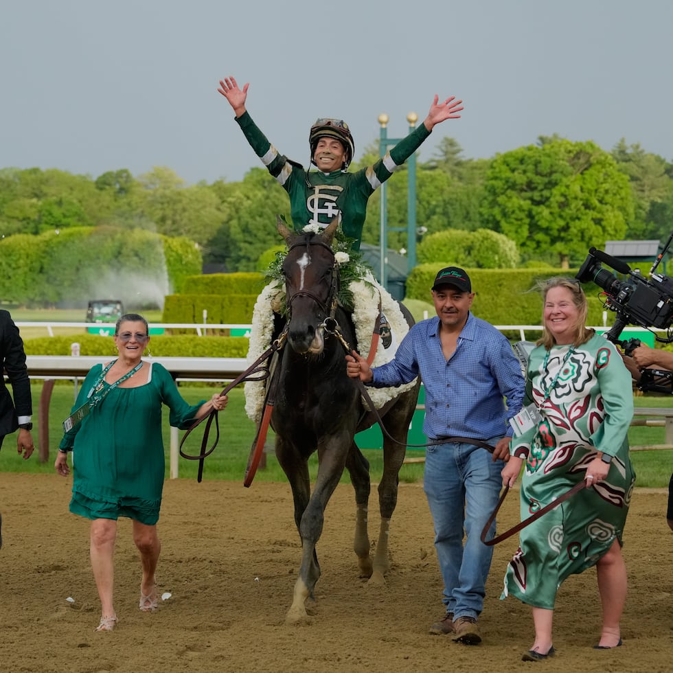 El boricua José Luis Ortiz celebra la victoria en la edición 158 del Belmont Stakes.