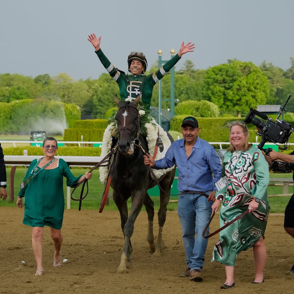 El boricua José Luis Ortiz celebra la victoria en la edición 158 del Belmont Stakes.