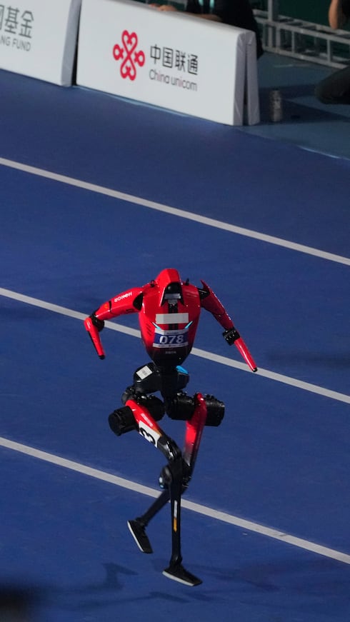 En el esprint de 100 metros, un robot humanoide logró un tiempo de 9.39 segundos, superando el récord humano de 9.58 segundos establecido por el atleta jamaicano Bolt en 2009.