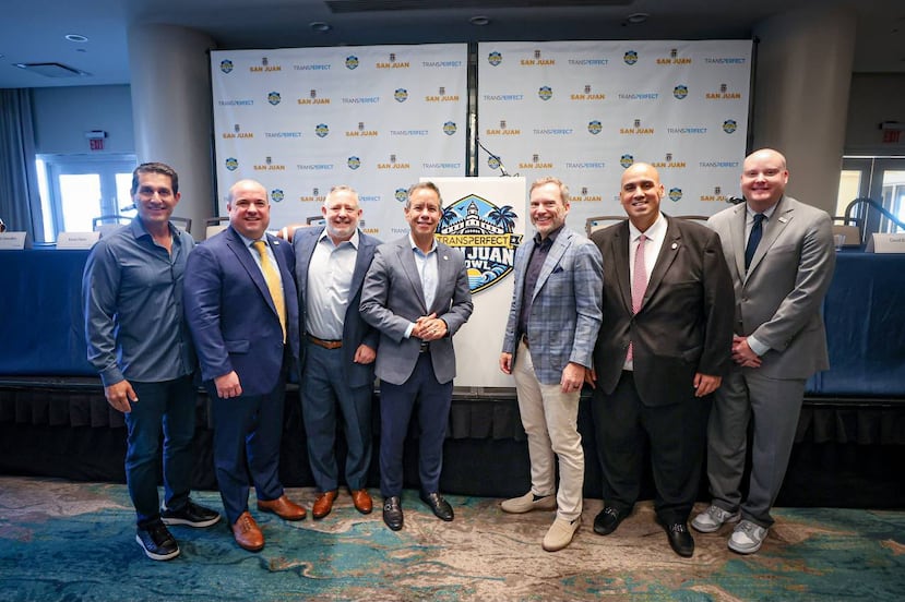 El alcalde de San Juan, Miguel Romero (al centro), destacó el potencial económico y turístico que representa la celebración del San Juan Bowl, que llevará por primera vez el fútbol americano universitario de la NCAA al Estadio Hiram Bithorn.