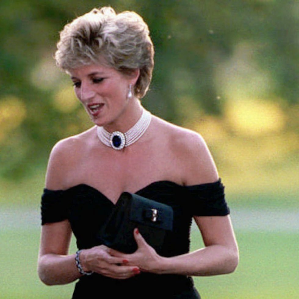 Diana utilizó el vestido de seda ceñido y con hombros al aire, obra de la diseñadora griega Christina Stambolian, para una gala en la Serpentine Gallery de Londres.