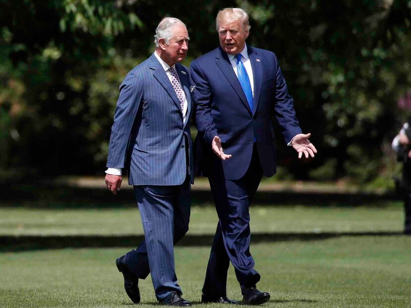 El presidente Donald Trump camina con el príncipe Charles y la primera dama Melania Trump camina con Camilla, la duquesa de Cornualles, después de llegar al Palacio de Buckingham, el lunes 3 de junio de 2019, en Londres.