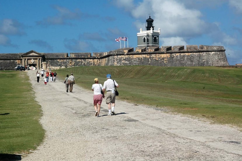 Personas visitan el Castillo San Felipe del Morro. (GFR Media)