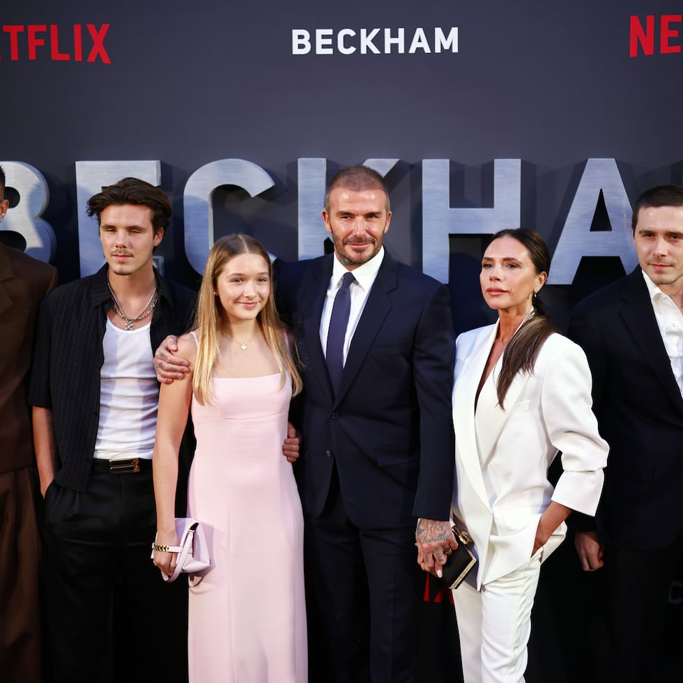 La familia Beckham al completo. De izquierda a derecha, Romeo Beckham, Cruz Beckham, Harper Beckham, David Beckham, Victoria Beckham, Brooklyn Beckham y Nicola Peltz Beckham -esposa de Brooklyn- en la presentación de un documental sobre los Beckham en octubre de 2024 en Londres EFE/EPA/Tolga Akmen