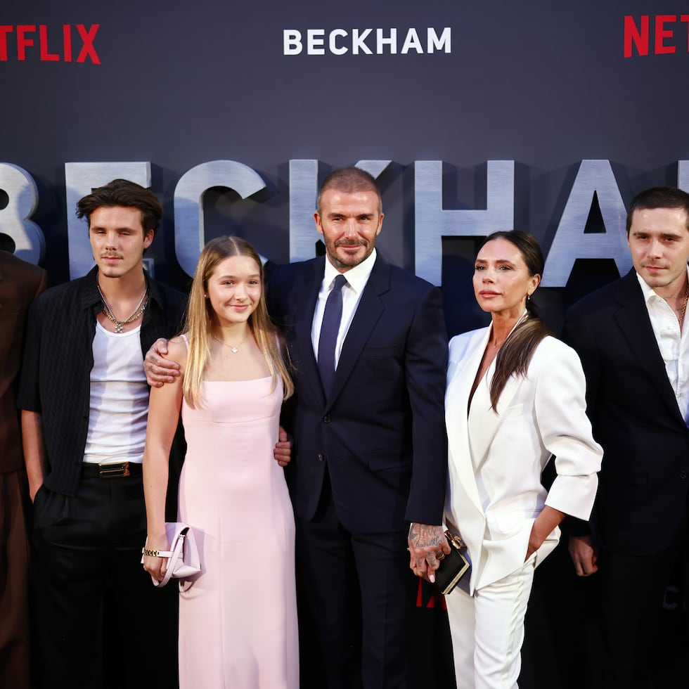 La familia Beckham. De izquierda a derecha, Romeo Beckham, Cruz Beckham, Harper Beckham, David Beckham, Victoria Beckham, Brooklyn Beckham y Nicola Peltz Beckham -esposa de Brooklyn- en la presentación de un documental sobre los Beckham en octubre de 2024 en Londres EFE/EPA/Tolga Akmen