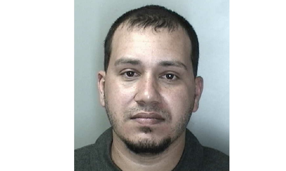 Buscan a dos hombres por asesinato ocurrido en un negocio en Carolina en 2022