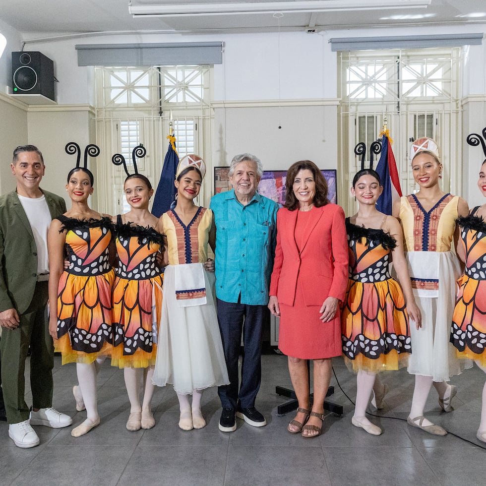 En la foto: Carlos Rodríguez, Director ejecutivo de Fundación Flamboyán, Frankie Miranda,
Presidente y CEO de Hispanic Federation, Luis Miranda, Co-fundador del Fondo
Flamboyán para las Artes, Kathy Hochul, Gobernadora de New York junto a una
representación de Mauro Ballet.