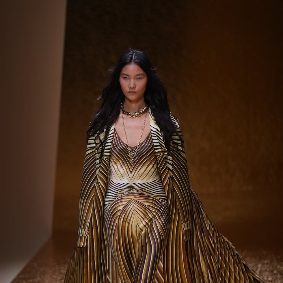 Para esta propuesta, Puglisi se inspiró en Elizabeth Taylor como Cleopatra en la película de 1963.