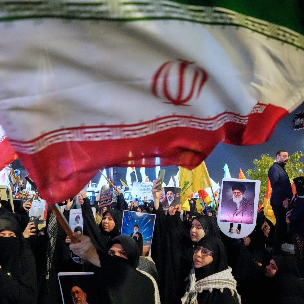 Mujeres musulmanas iraquíes ondean banderas iraníes y sostienen retratos del difunto líder de Irán, el ayatolá Alí Jamenei, y de su hijo, el ayatolá Mojtaba Jamenei, durante la manifestación anual del Día de Quds, o Día de Jerusalén, en apoyo a los palestinos.