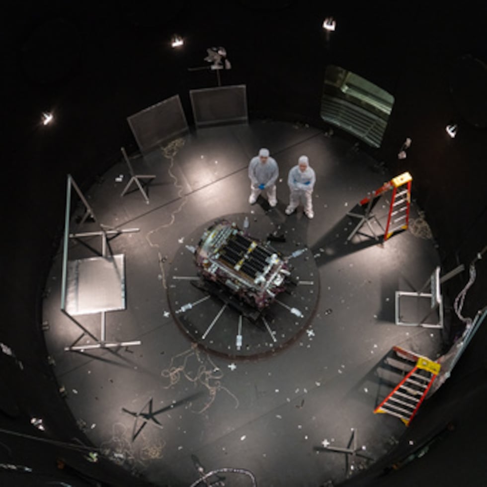 Fotografía facilitada por la NASA en la que aparecen Kieran Wilson, investigador principal de LINK, y Hunter Robertson, ingeniero de sistemas espaciales, junto a su nave espacial en el interior del Simulador de Ambiente Espacial del Centro Goddard de la NASA, en Greenbelt, Maryland.