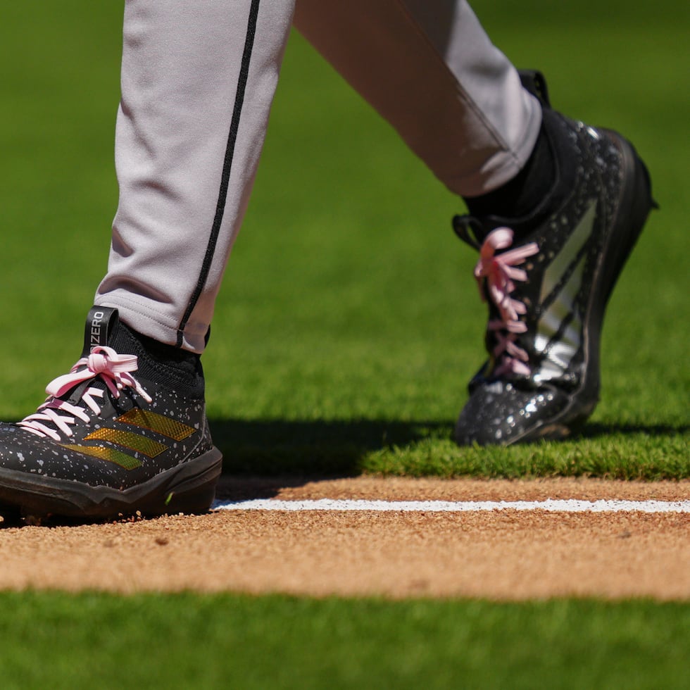 "Spikes" del lanzador Brandon Pfaadt con los cordones rosados.