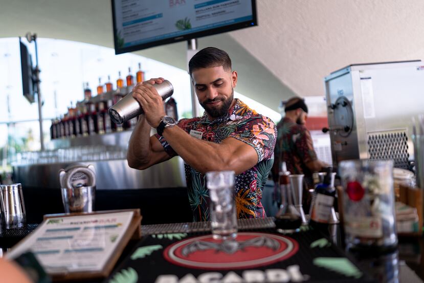 Tendrás la oportunidad de catar cuatro rones prémium: el autóctono Casa Bacardí Special Reserve, Bacardí Añejo Cuatro, Bacardí Reserva Ocho y Bacardí Gran Reserva Diez.