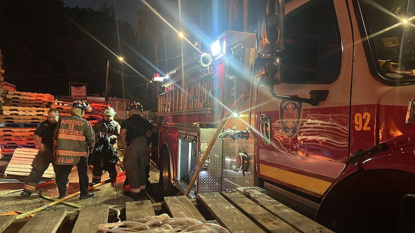 Fuego en las instalaciones de Puerto Rico Pallet Recycling en Dorado.