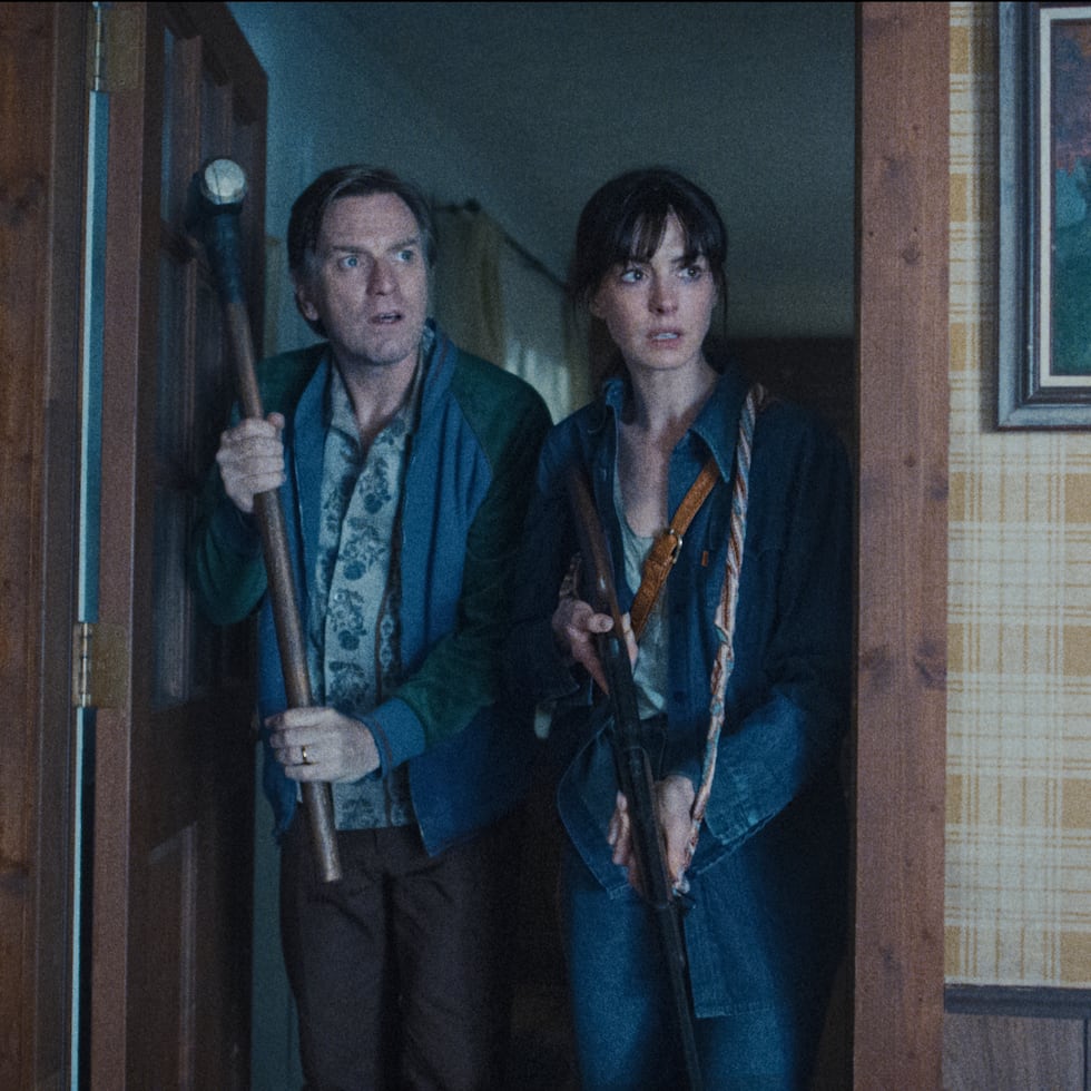 Ewan McGregor y Anne Hathaway en una escena de "The End of Oak Street." (Warner Bros. Pictures via AP)
