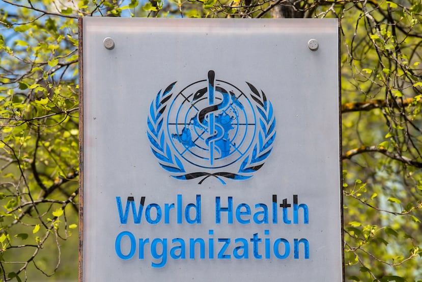 ARCHIVO – El logotipo de la Organización Mundial de la Salud, afuera de sus oficinas generales en Ginebra, Suiza, el 15 de abril de 2020. (Martial Trezzini/Keystone vía AP, Archivo)