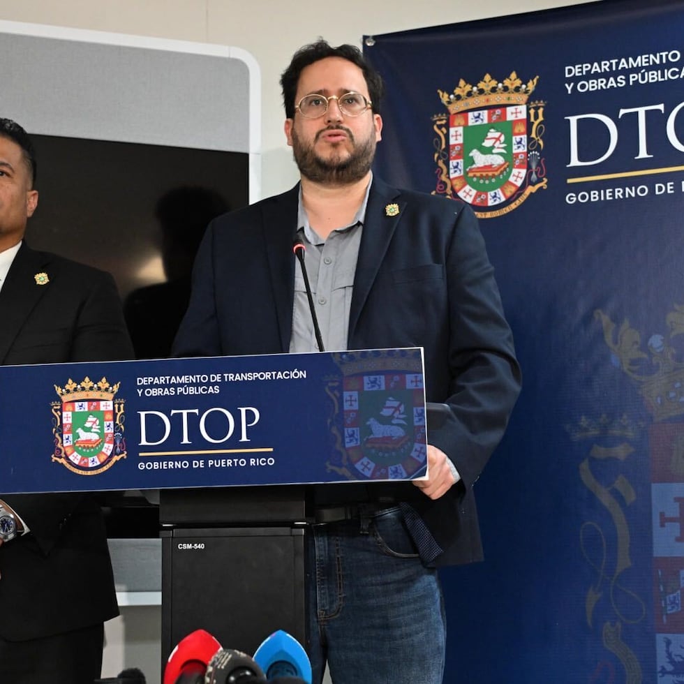 El secretario del DTOP, Edwin González Montalvo (derecha), explicó que la orden administrativa sobre los vehículos UTV responde a dudas de inspectores, que no estaban cumpliendo con una regulación ya incorporada desde 2020. A su lado, José “Memo” González Mercado, director ejecutivo de la CST.