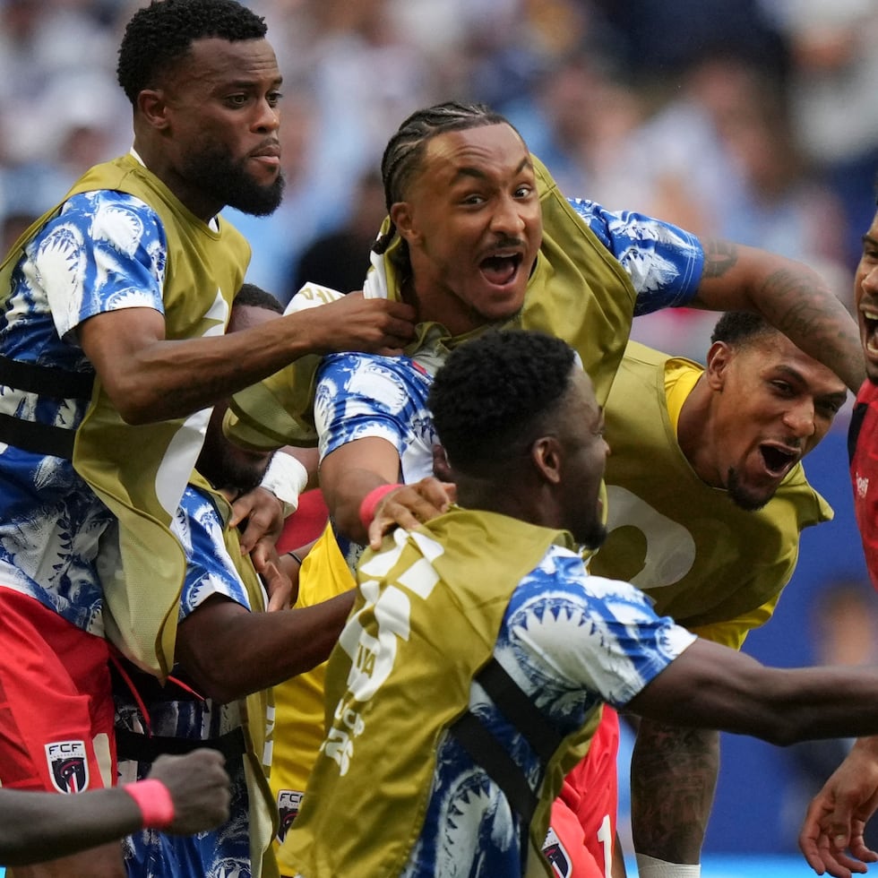 Kevin Pina, de Cabo Verde, festeja con sus compañeros tras abrir el marcador ante Uruguay en un duelo mundialista reealizado el sábado 21 de junio de 2026.