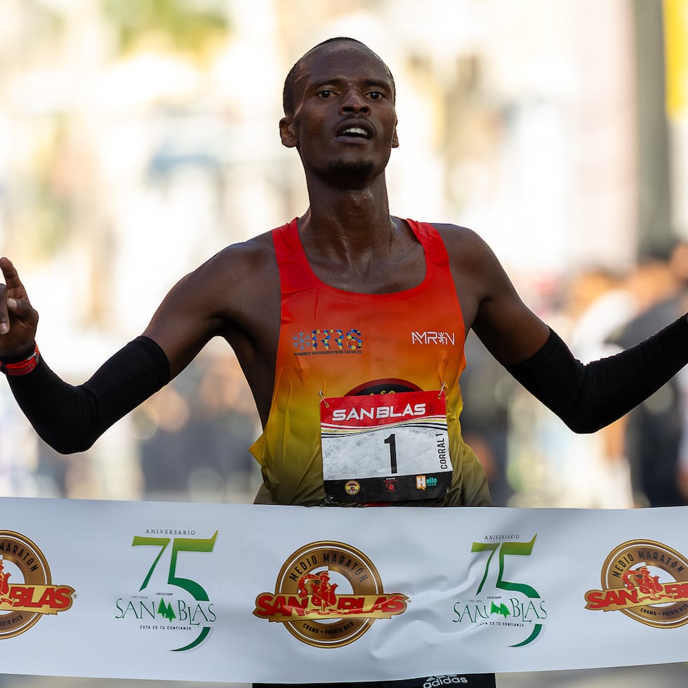 Peter Ngeru cruza a meta de San Blas con tiempo de 1:03:13 para revalidar como campeón en Coamo.