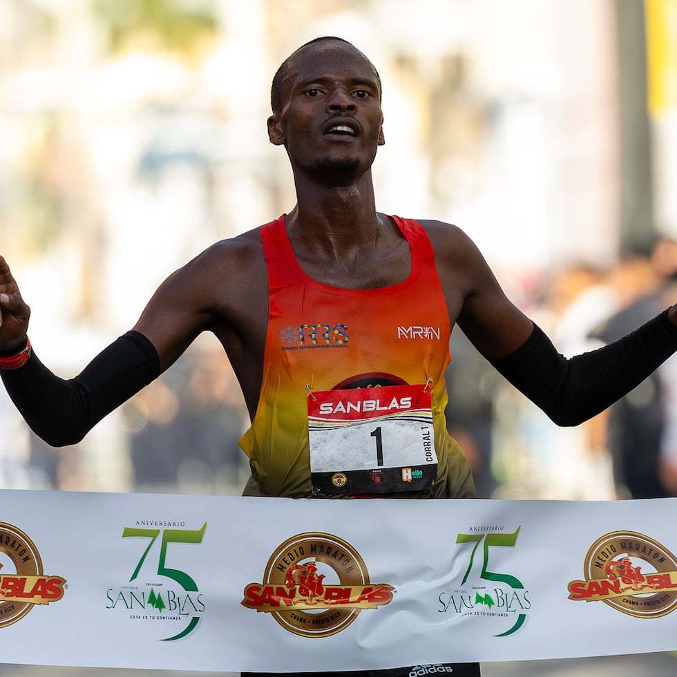 Peter Ngeru cruza la meta de San Blas con tiempo de 1:03:13 para revalidar como campeón en Coamo.