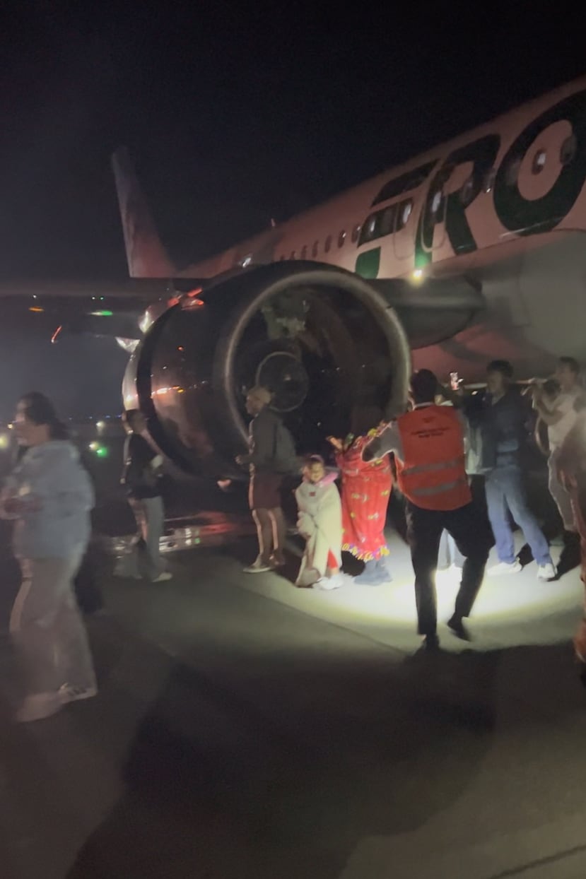 Los pasajeros fueron evacuados por toboganes tras el incidente en el que murió una persona.