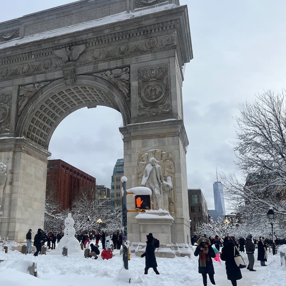 Personas participan en una batalla con bolas de nieve este lunes, en el Washington Square Park en Nueva York.