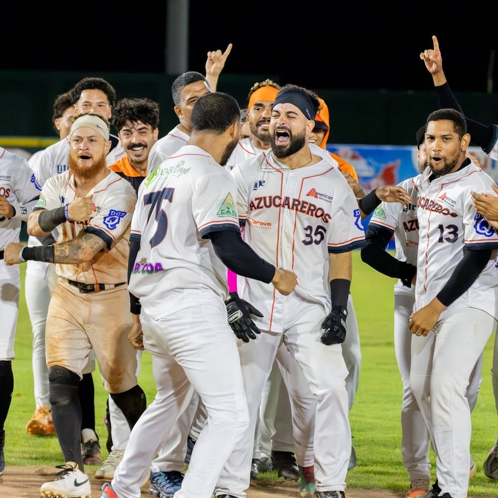 Los Azucareros de Yabucoa celebrando su triunfo 12-1 sobre Patillas que les dio el campeonato de la Sección Sureste y el pase al Carnaval de Campeones.