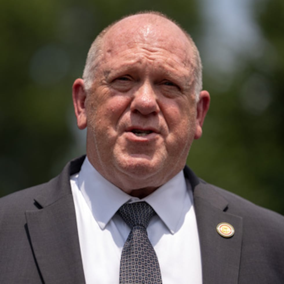 Tom Homan, responsable de asuntos fronterizos de la Casa Blanca, indicó que “se han hecho cambios” y que el director interino del ICE emitió una nueva directriz que exige que las cámaras corporales estén en uso si los agentes le ordenan a un vehículo detenerse.