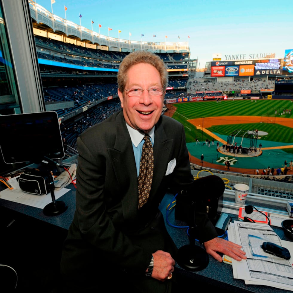 En esta foto del 25 de septiembre de 2009, John Sterling, locutor de los Yankees de Nueva York, posa en la cabina de transmisión previo a un juego contra los Red Sox de Boston, en el Yankee Stadium.